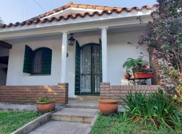 Casa · 100m² · 2 Dormitorios · 2 Cocheras · Casa 2 Dorm. Apta Credito Excelente Ubicacion Amoblada