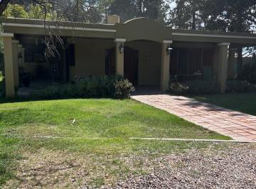 Casa de 9 ambientes, Lunlunta · Casa en Lunlunta, Maipú, Sobre 2.468 m² de Terreno con Quincho y Cava