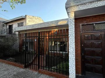 Casa · 150m² · 3 Ambientes · 3 Cocheras · Hermosa Casa en Castelar Norte 3 Ambientes