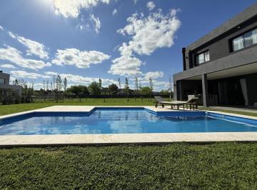 Casa · 208m² · 6 Ambientes · 2 Cocheras · Casa en Venta 6 Ambientes en Chateau Pilar, Financiacion
