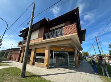 Casa · 195m² · 5 Ambientes · 2 Cocheras · Venta de Casa 4 Amb con Pileta y Local