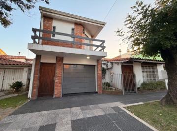Casa · 198m² · 4 Ambientes · 2 Cocheras · Venta Casa 4 Ambientes Quilmes Oeste.