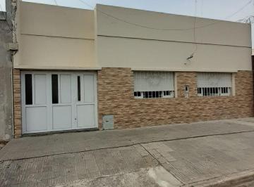 Casa · 99m² · 5 Ambientes · Casa Zona Norte, Arroyito, 3 Dorm., Patio, Asador, Cochera, Excelente Estado