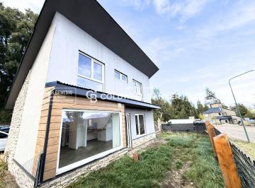 Casa · 84m² · 3 Ambientes · 1 Cochera · Venta Casa 84 m² · 2 Dorm. y Jardin Propio - Apto Credito - Villa La Angostura