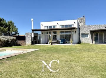 Casa · 160m² · 5 Ambientes · Casa en Venta en Costa Esmeralda - Gas Natural