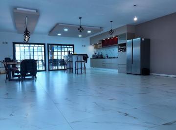 Casa · 410m² · 9 Ambientes · 3 Cocheras · Casa Moderna de Categoría en Villa Allende, Housing con Seguridad, Pileta y Cochera Triple