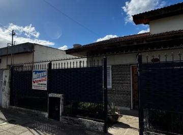 Casa · 120m² · 2 Ambientes · 2 Cocheras · Casa en Venta - Merlo Centro