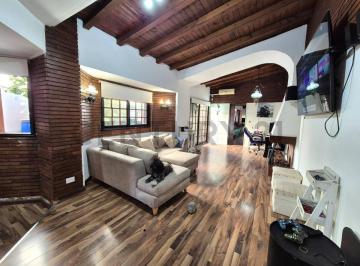 Casa · 250m² · 5 Ambientes · 1 Cochera · Venta Casa 5 Ambientes Refaccionada en Lote Propio con Quincho, Pileta y Suites - Villa Pueyrredon