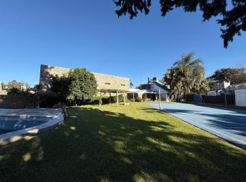Casa · 126m² · 4 Ambientes · 1 Cochera · Venta Casa Quinta en Sauce Viejo a 100 m del Río, con Pileta y Cancha de Tenis