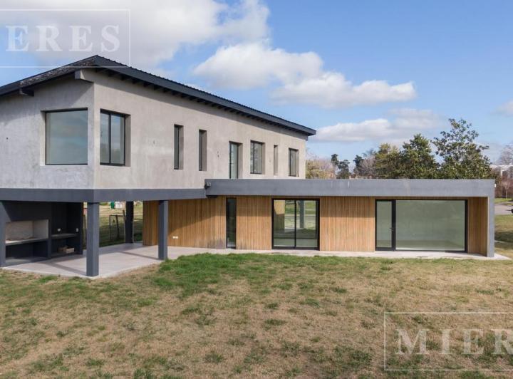 Casa · 240m² · 5 Ambientes · 2 Cocheras