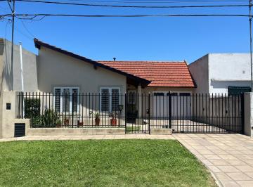 Casa · 194m² · 6 Ambientes · 2 Cocheras · Casa en Pueblo Nuevo