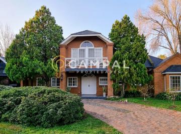 Casa · 360m² · 6 Ambientes · 2 Cocheras · Casa Chalet en Venta en Banco Provincia, Francisco Álvarez, Moreno