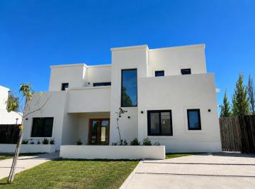 Casa · 245m² · 6 Ambientes · 2 Cocheras · Azzurra Tortugas - Casa a Estrenar en Lote Interno, 290 m² - Super Luminosa con Pileta