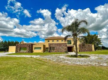 Casa · 390m² · 6 Ambientes · 3 Cocheras · Casa en Alquiler 6 Amb en El Barrio Las Viscacha