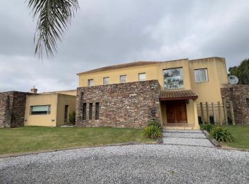Casa · 390m² · 6 Ambientes · 3 Cocheras · Casa en Alquiler 6 Amb en El Barrio Las Viscacha