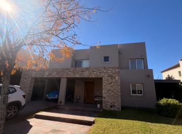 Casa · 300m² · 4 Ambientes · 4 Cocheras · Venta Casa 4 Ambientes con Galería Cerrada en Los Sauces, Nordelta