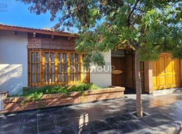 Casa · 155m² · 5 Ambientes · 2 Cocheras · Casa en Alquiler a m de Boulevard Dorrego