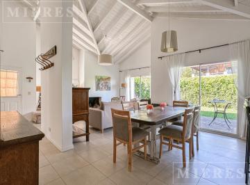 Casa · 110m² · 4 Ambientes · 2 Cocheras · Casa en Venta en Barrio Los Álamos, con Jardín y Pileta