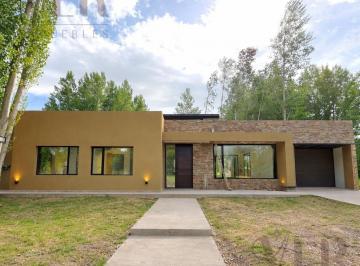 Casa · 173m² · 8 Ambientes · 2 Cocheras · Venta de Casa 3 Dorm - Los Canales de Plottier - en Construcción, Plottier
