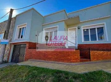 Casa · 220m² · 8 Ambientes · 1 Cochera · Venta Casa Barrio Cerrito