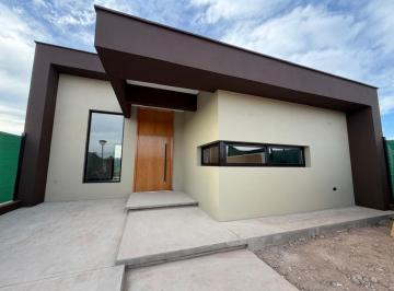 Casa de 6 ambientes, General Gutiérrez · Forza Vende - Casa de Categoría, B° Solar de Olivos, Maipu. Tres Hab, Tres Baños, Patio.