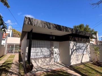 Casa de 6 ambientes, Rosario · Casa con 350 m² en Alquiler, 2 Dorm., Jardin, Cochera y Parrillero en Brassey 7700 Fisherton