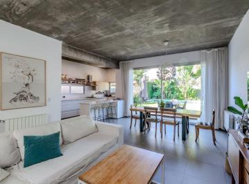 Casa · 225m² · 5 Ambientes · 1 Cochera · Casa en Alquiler 5 Ambientes Jardin y Pileta