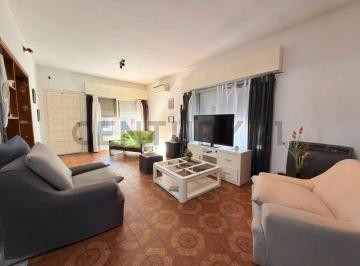 Casa · 200m² · 4 Ambientes · 2 Cocheras · Casa con Patio, Pileta y Cochera 243 m²