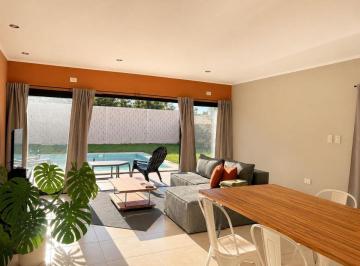 Casa de 3 ambientes, La Plata · Casa con Parque y Pileta en Venta - Melchor Romero, La Plata