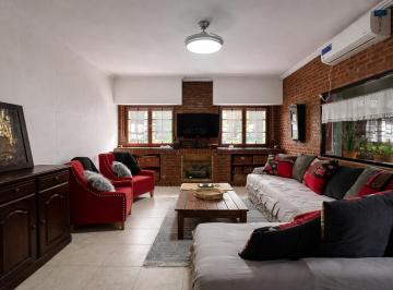 Casa · 161m² · 5 Ambientes · 2 Cocheras · Casa de Tres Dorm.