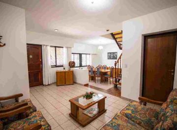 Casa · 120m² · 4 Ambientes · 1 Cochera · Venta Casa con Jardín y Terraza V Pueyrredon!