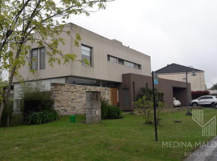 Casa · 345m² · 6 Ambientes · 3 Cocheras
