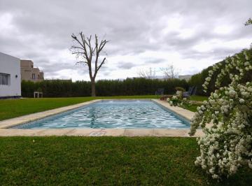Casa · 900m² · 6 Ambientes · 4 Cocheras · Casa en Alquiler Amoblada en Harás Santa María Impecable