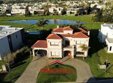 Casa · 336m² · 6 Ambientes · 6 Cocheras · Venta y Alquiler de Casa en Terravista con Vista a La Laguna