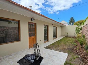 Casa · 121m² · 4 Ambientes · 2 Cocheras · Chalet Reciclado a Nuevo.