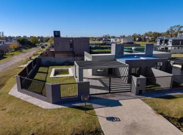 Casa · 70m² · 3 Ambientes · 1 Cochera · Casa Planta Baja en Venta Funes 2 Dorm. Amplio Luminoso Parrillero Piscina Jardin Oportunidad