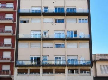Bodega-Galpón · 66m² · 2 Dormitorios · Depto 3 Amb Estilo Duplex Centro Apto Crédito