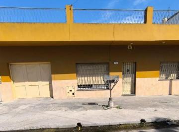 Casa · 198m² · 4 Ambientes · 2 Cocheras · Venta Casa 4 Ambientes, Garage, 2 Baños, Impecable