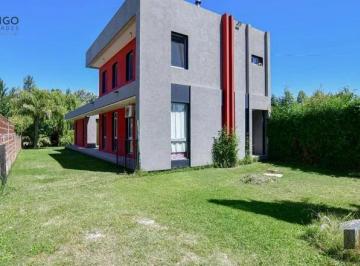 Casa · 170m² · 5 Ambientes · 3 Cocheras · Casa en Villa Parque Sicardi
