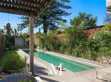 Casa · 406m² · 6 Ambientes · 1 Cochera · Exclusiva Casa con Jardin, Pileta y Cochera en Barrio Parque