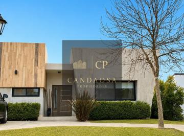 Casa · 156m² · 4 Ambientes · 5 Cocheras · Gs Casa Alquiler Anual Barrio San Alfonso