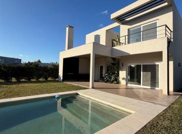 Casa · 248m² · 6 Ambientes · 4 Cocheras · Casa Chalet en Venta en Ayres Plaza, Pilar, G. B. a. Zona Norte