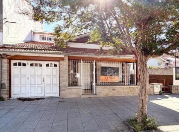 Casa · 185m² · 4 Ambientes · 1 Cochera · Casa 4 Ambientes con Quincho y Parque en Chauvin