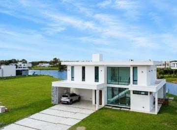 Casa · 260m² · 7 Ambientes · 2 Cocheras · Casa a La Laguna en La Providencia