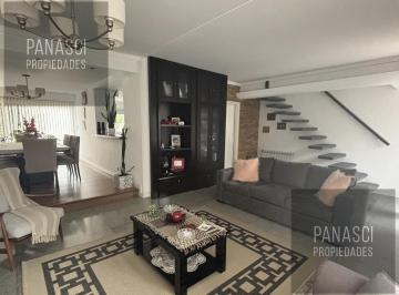 Casa · 226m² · 5 Ambientes · 1 Cochera · Casa en Guemes