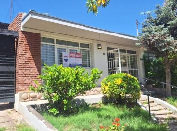 Casa · 180m² · 7 Ambientes · 1 Cochera · Casa en Venta 4 Dorm.