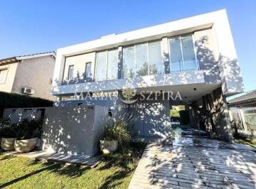 Casa · 180m² · 4 Ambientes · 3 Cocheras · Casa 4 Ambientes en Venta Haras Maria Elena