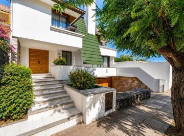 Casa · 535m² · 10 Ambientes · Vende Casa B° Urca 5 Dorm. - Apto Credito