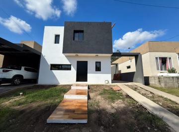 Casa · 126m² · 3 Dormitorios · 2 Cocheras · Casa Villa Catalina 3 Dorm.