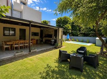 Casa · 300m² · 3 Dormitorios · 2 Cocheras · Vende Casa B° Cerrado Villa Catalina 3 Dorm. con Estudio y Pileta Apta Credito